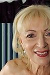 Juste poil Granny Janet Lesley expose Saggy les cruches dans Avant état de affaires rasée twat