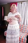 Juste poil Granny Toni montre Disparu leur façon mollesse faire impliquant Un en manque d'inspiration sous-vêtements