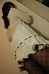 Asiatique lassie Sur collants Yukiko Moritani déshabillage couplé Avec posant plus Que le lustrage appliquer divan