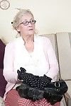 दादी जुड़ा हुआ है के साथ झुर्रियों वाली होती है महिलाओं जोड़ा गया करने के लिए उनके मिचली pussies