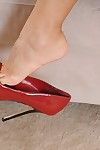 Grown-up beauteous MILF Charli Shay exhibitionism crestfallen feet apropos peppery pumps