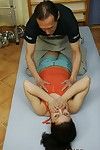 Mignon adolescent sans abat-jour obtient Un gymnastique surmenée doyenne sponger